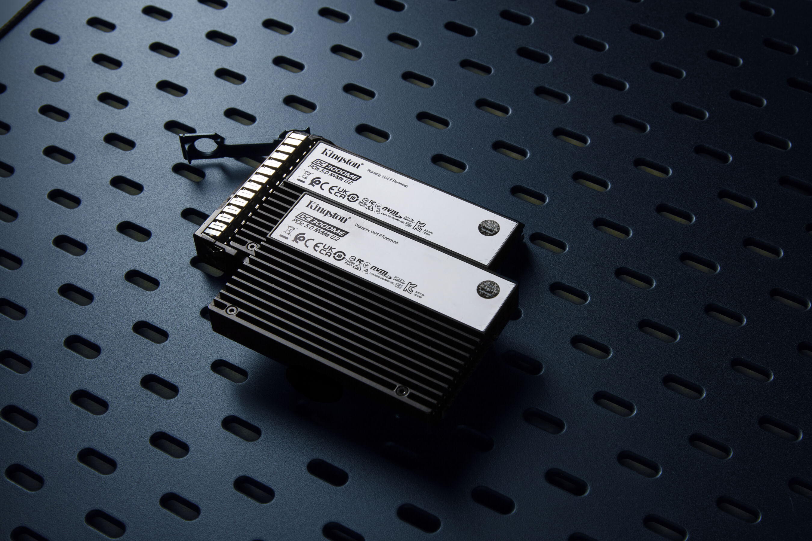 SSD Kingston DC3000ME 3,84 TB 2,5" Enterprise SEDC3000ME/3T8 U.2 PCIe 5.0 x4 (NVMe) SSD Kingston DC3000ME 3,84 TB 2,5" Enterprise SEDC3000ME/3T8 U.2 PCIe 5.0 x4 (NVMe)